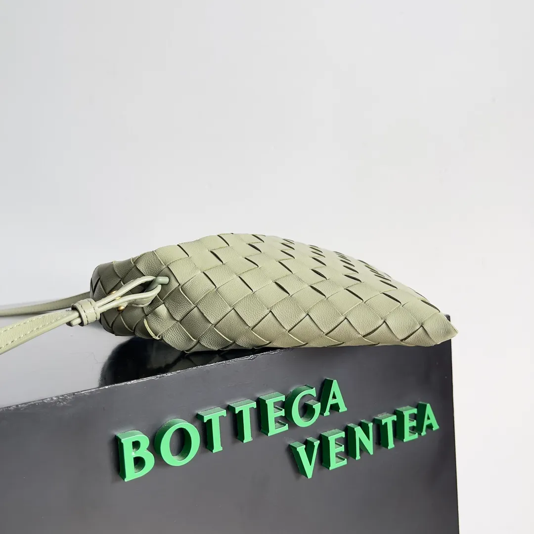 Batch 1400 BV 24 early spring new mini Hop has finally arrived! ! ! The small one is really exquisite and textured, and the calf leather really shows off your temperament! ! ! Its shoulder strap is detachable, so it can be carried by hand or worn cross-body, which is really very practical! Moreover, the 15ProMax mobile phone can also be placed, so there is no need to worry about the problem of not being able to place the mobile phone. 📱 Style number: 777586 Size: 25.5*14.5*11cm